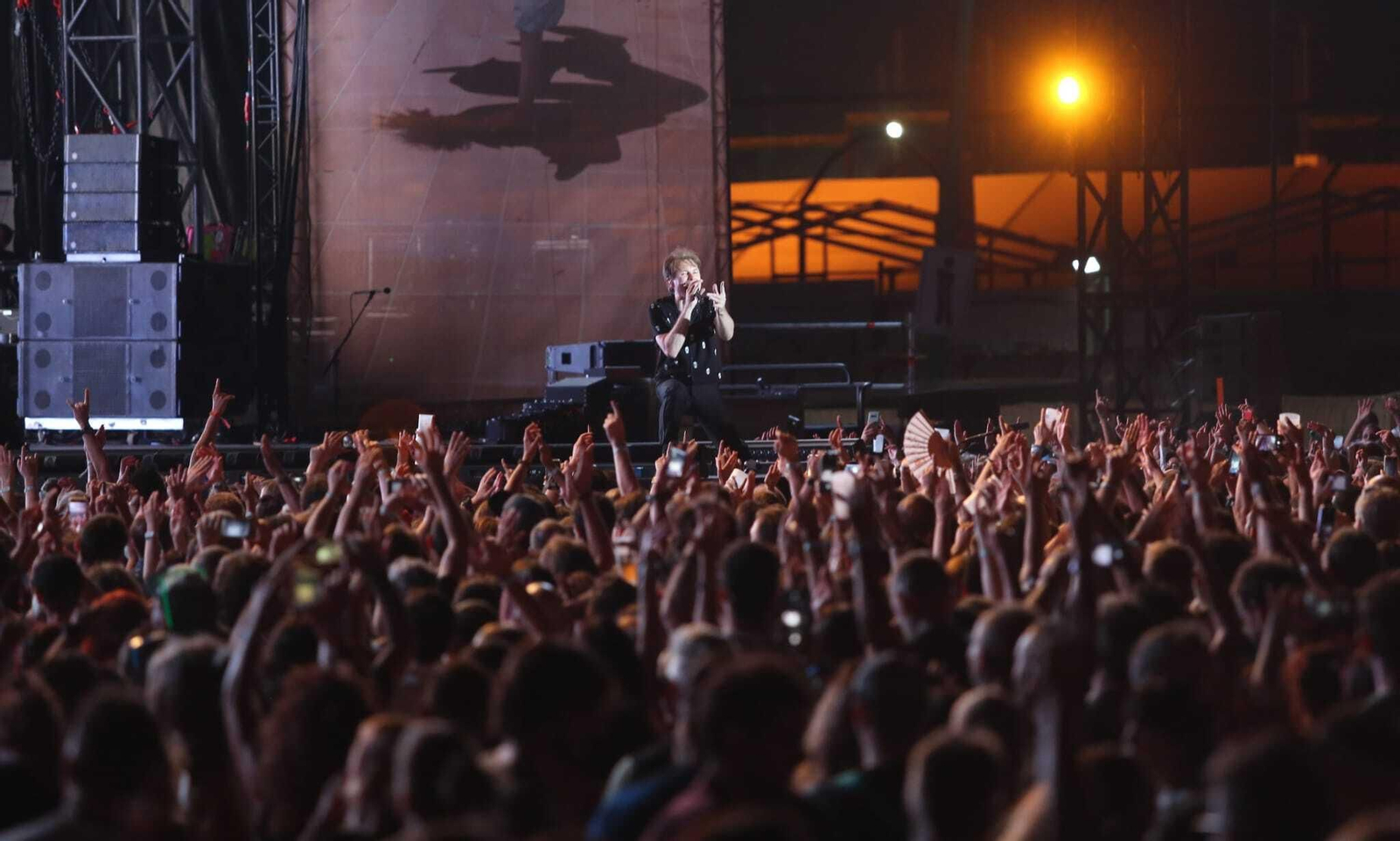 El cantante de la banda británica Franz Ferdinand arropado por el público este jueves en Málaga.