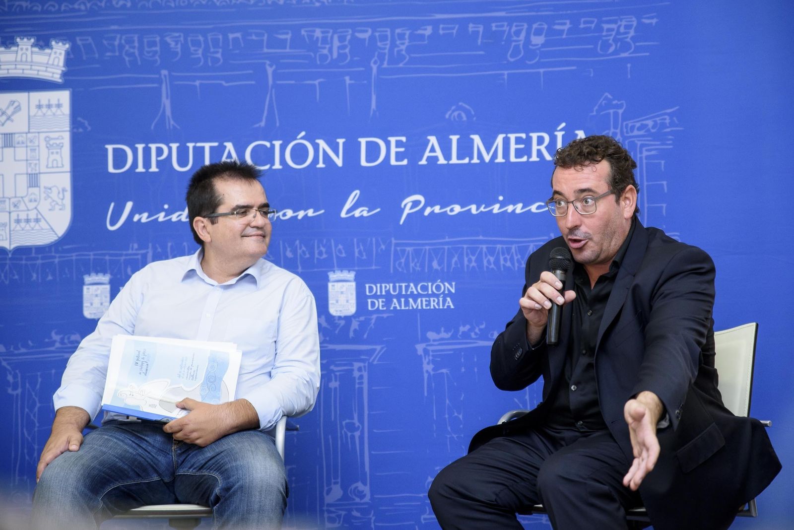 El diputado de Cultura, Antonio Jesús Rodríguez con Pablo Mazuecos.