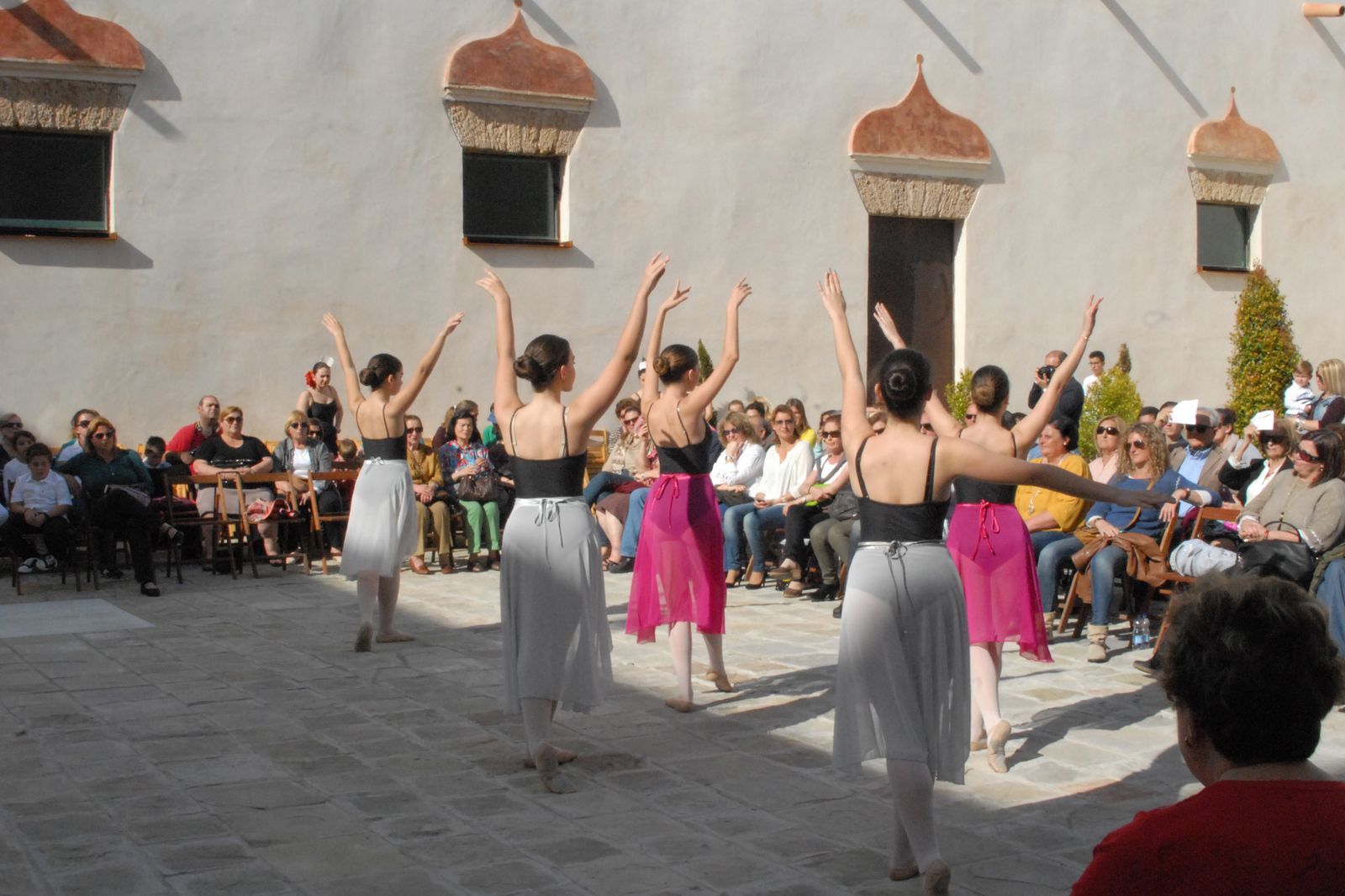Alumnas de la Escuela de Danza, durante una actividad, en una imagen de archivo.