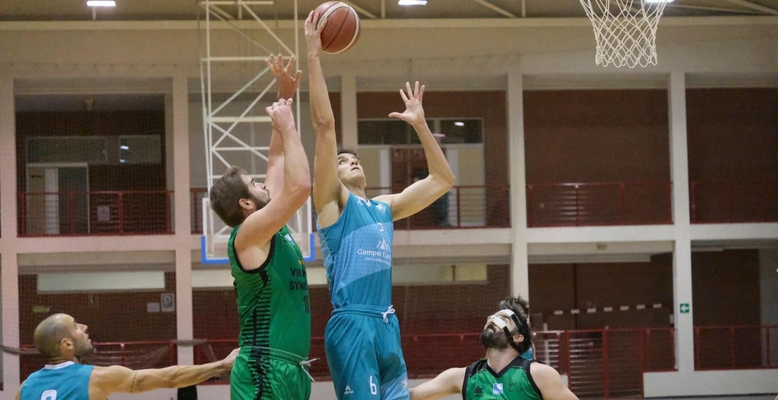 José Antonio Moreno intenta lanzar a canasta ante la defensa rival.