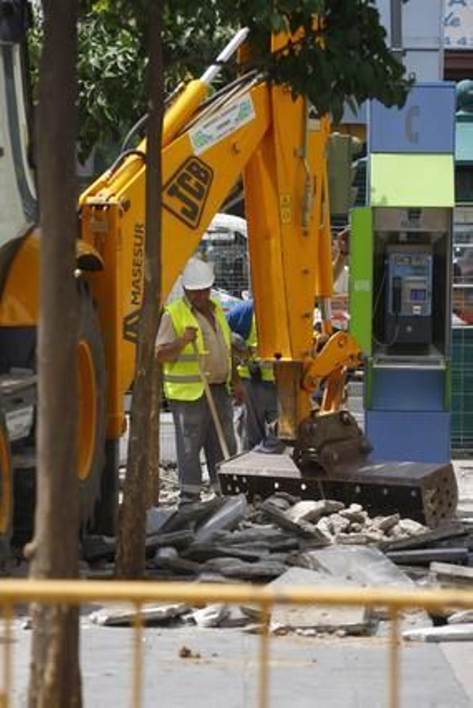 Los operarios ya han comenzado con los trabajos para peatonalizar la calle San Jacinto.

Foto: Belén Vargas
