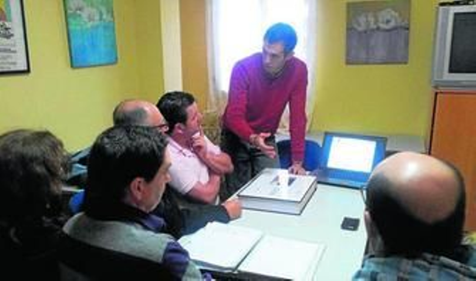 Imagen de Pablo Vilches junto a diferentes representantes vecinales en la sede de Pescadores.