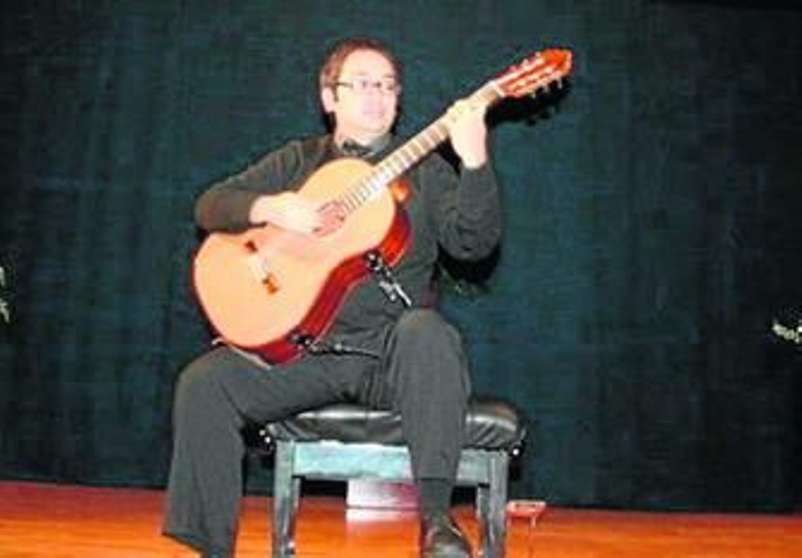 El guitarrista chileno Renato Serrano Muñoz, durante su actuación.