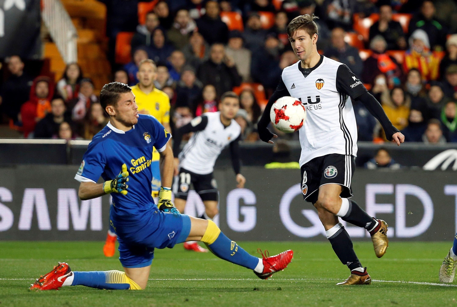 Vietto supera la salida de Raúl Lizoain para marcar el segundo gol del Valencia contra Las Palmas.
