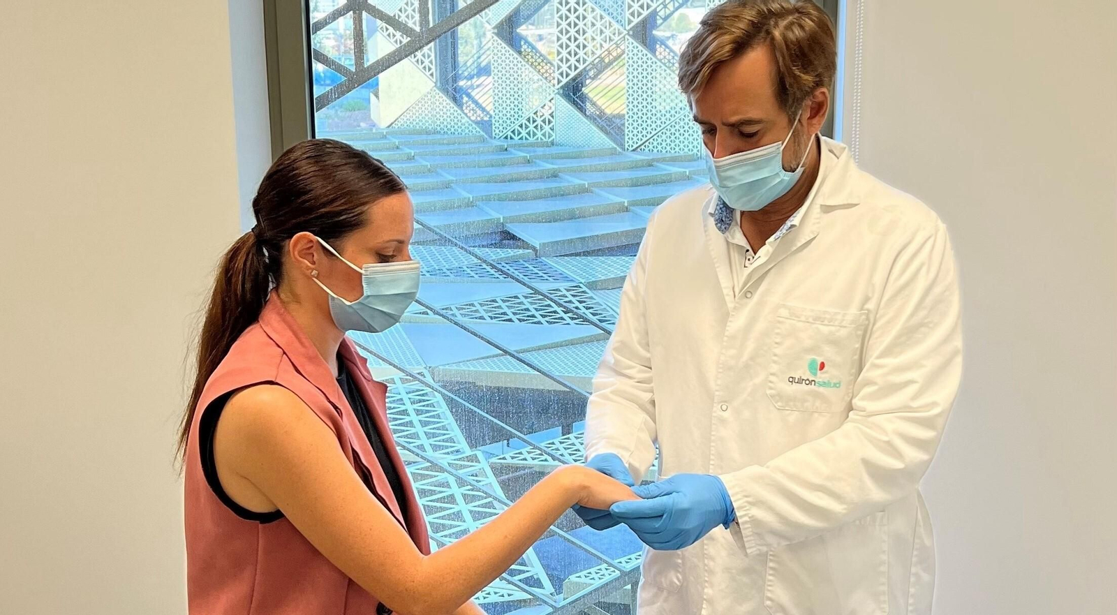 El doctor Romero, durante un reconocimiento a una paciente en consulta. El doctor Romero, durante un reconocimiento a una paciente en consulta.