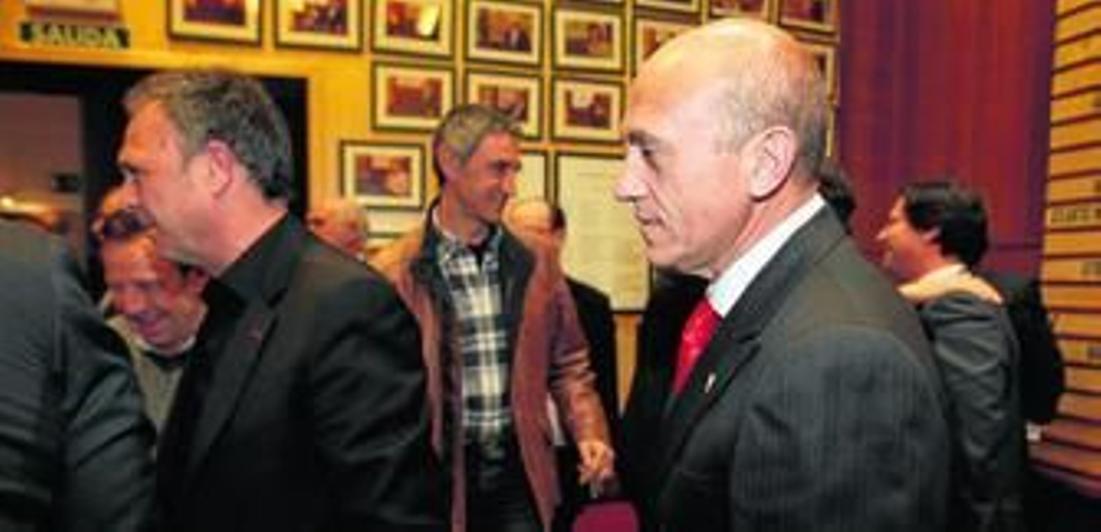 José María del Nido, con aire circunspecto, durante su último acto público, la presentación del libro de Joaquín Caparrós 'El míster', el miércoles. Al fondo, Antonio Álvarez.
