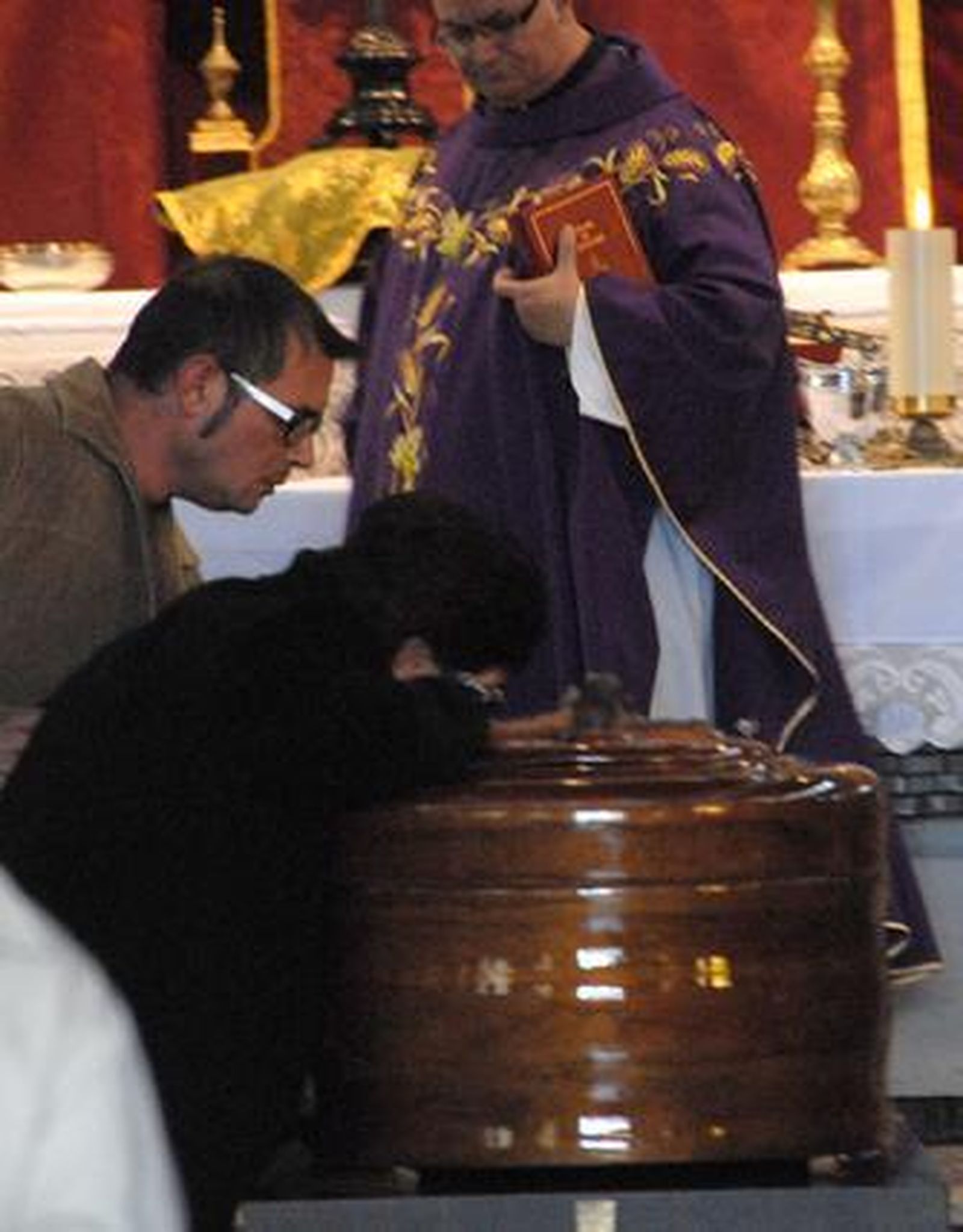 Amigos y familiares dan su último adiós al funcionario del Ayuntamiento isleño Manuel Pereira Fontao, asesinado el sábado.  Foto: Rioja