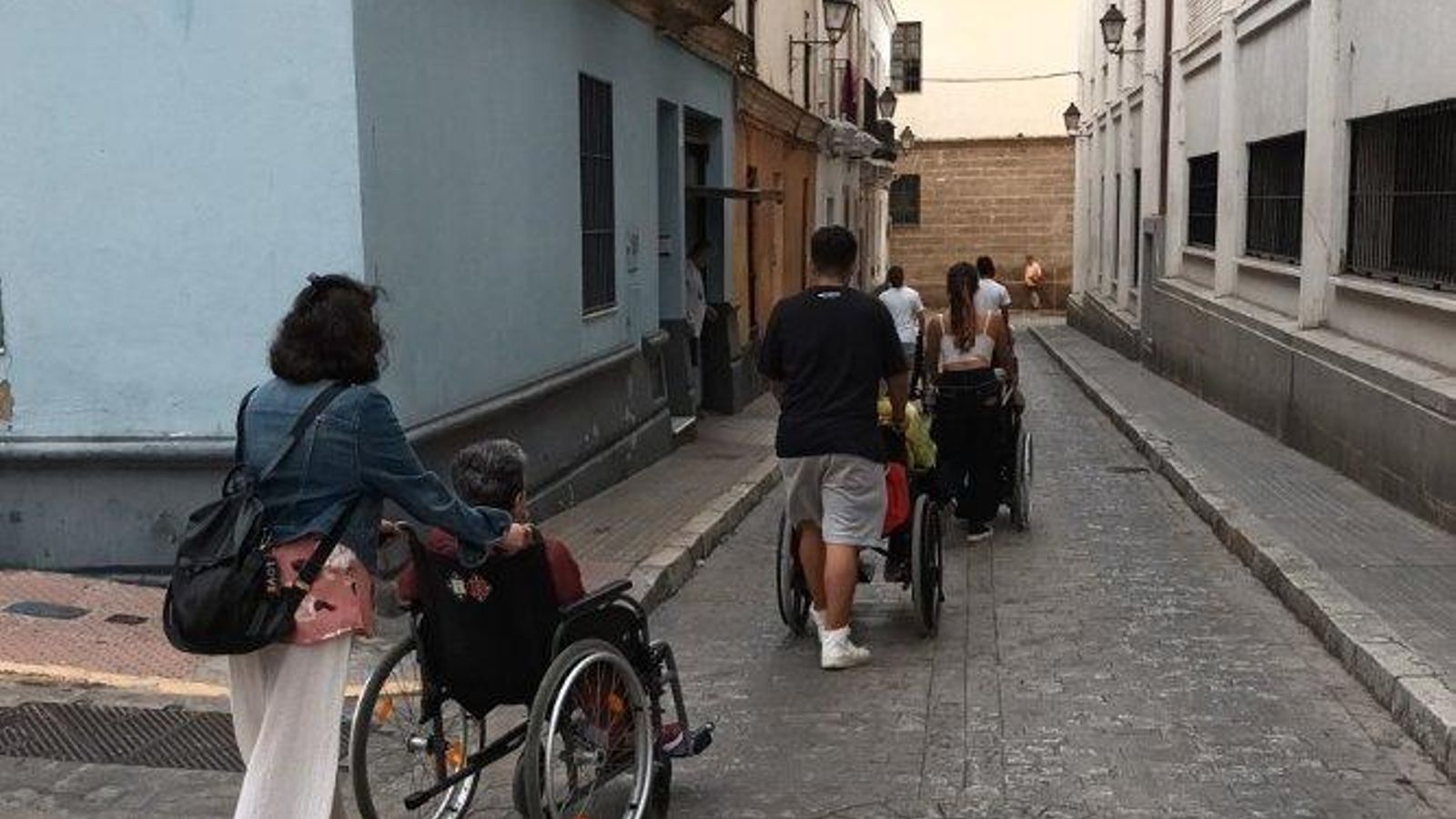 Residentes de la Fundación Fragela con sus cuidadores, en Santa Rosalía. Residentes de la Fundación Fragela con sus cuidadores, en Santa Rosalía.