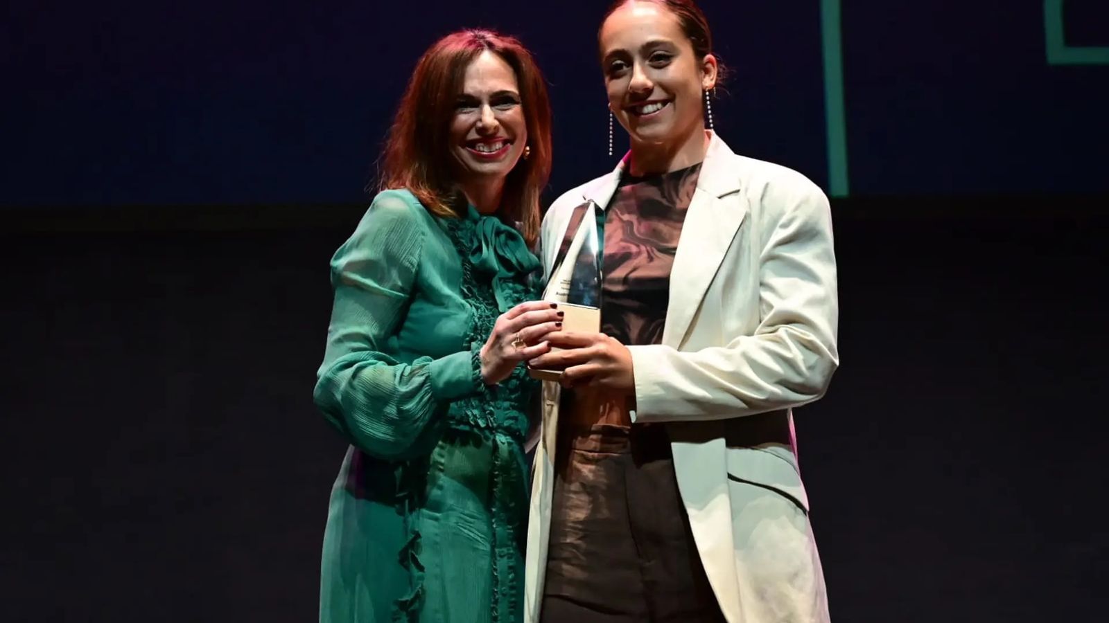 Rocío Díaz junto a la esquiadora Audrey Pascual.