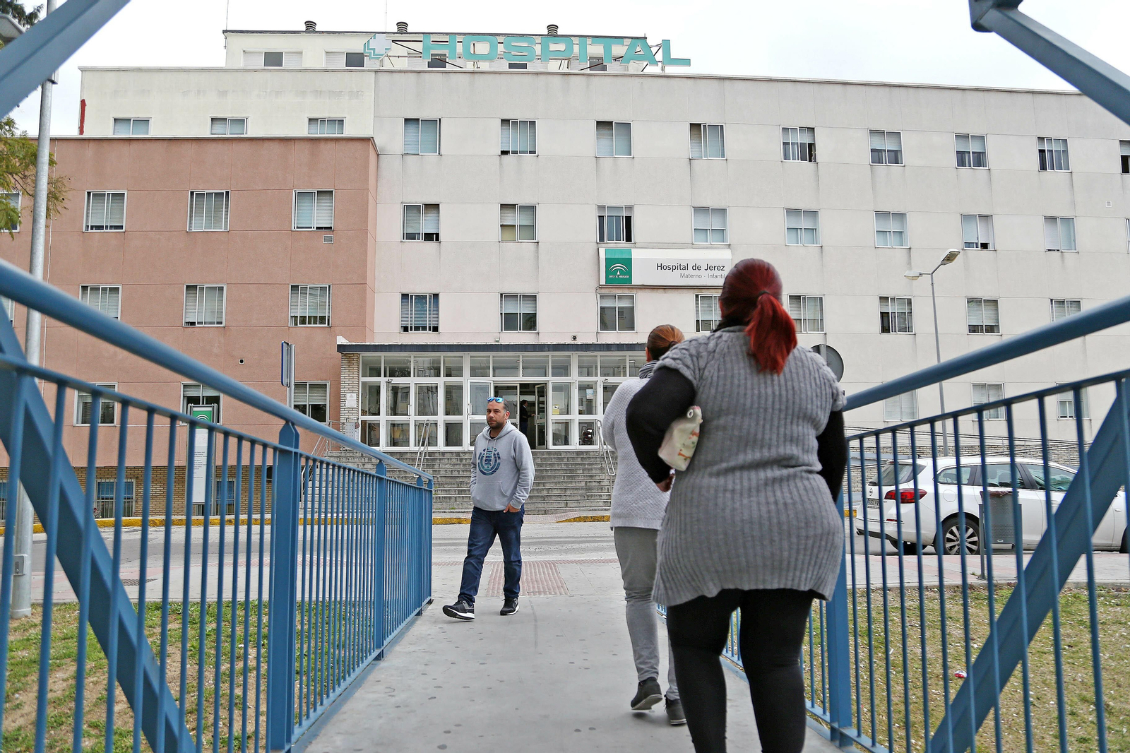 Acceso por la pasarela peatonal al hospital de Jerez.