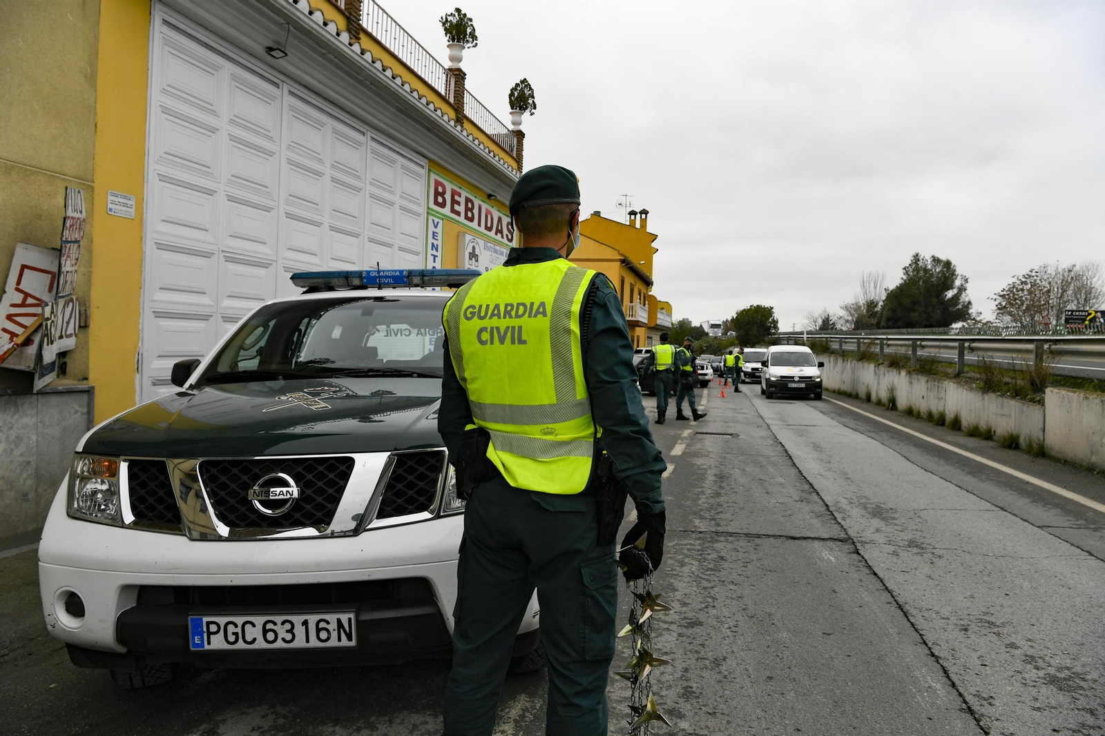 Un agente de la Guardia Civil en un control de tráfico