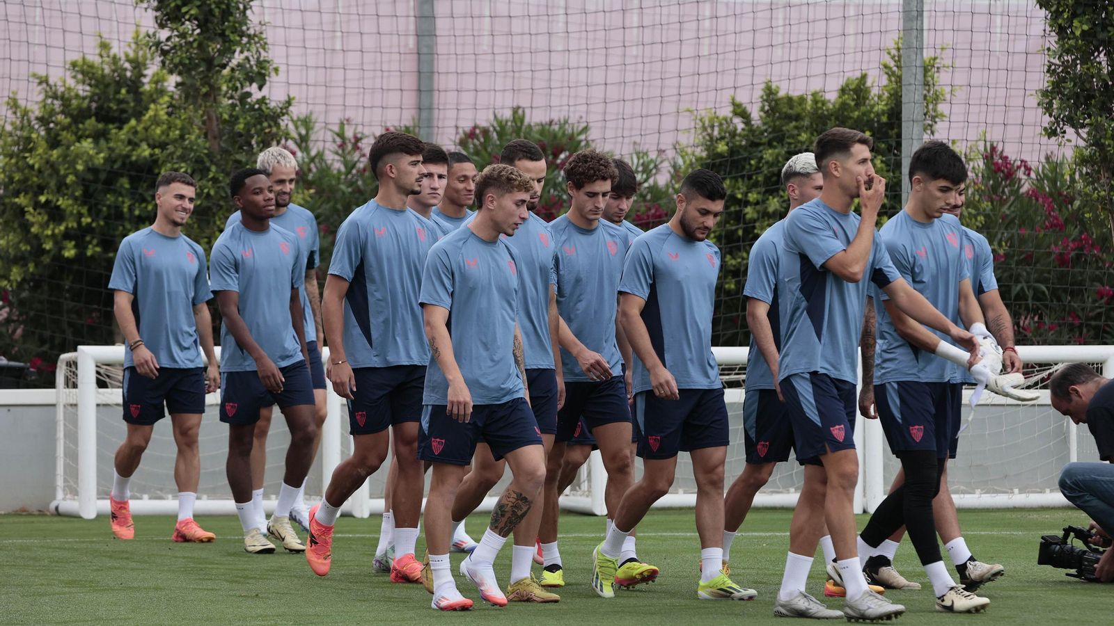 El Sevilla salta al campo en su primer día de pretemporada