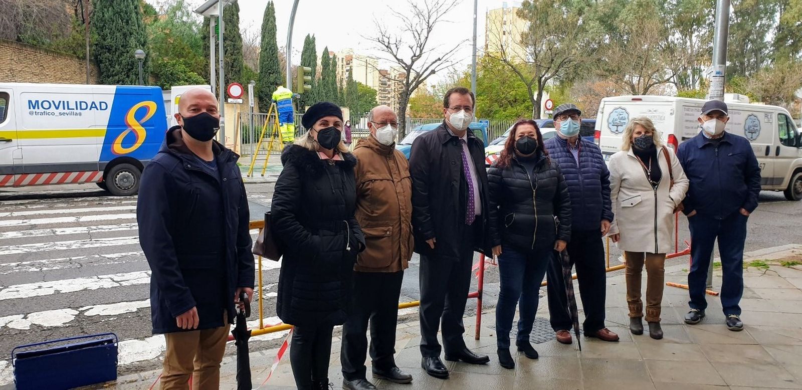 El delegado y la responsable del distrito, en la visitas a las obras de instalación de los nuevos sistemas semafóricos.