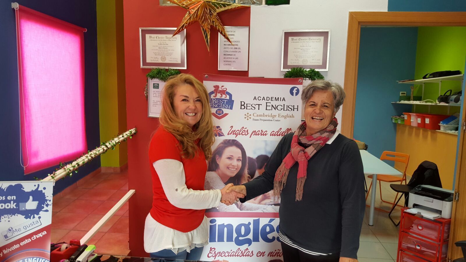 La presidenta de 'Siloé' junto con la directora de 'Best English', tras acordarse el convenio.