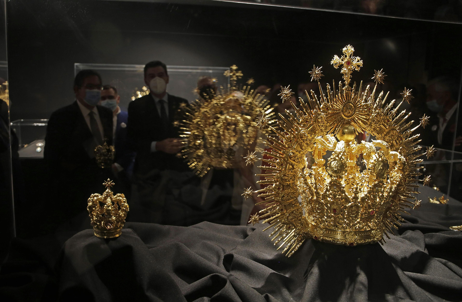 Coronas de la Virgen del Rocío y del Niño que se exponen en Sevilla.
