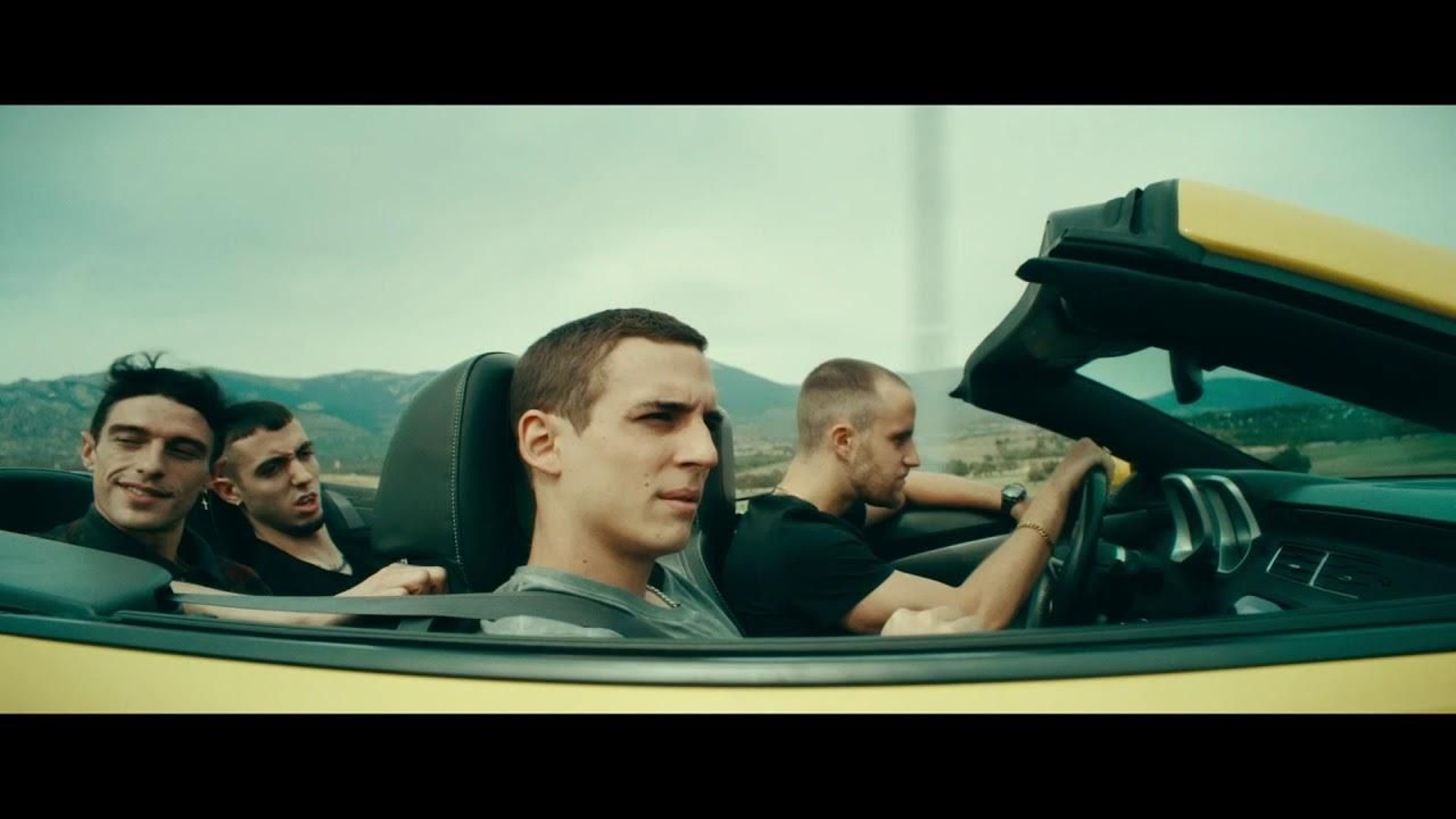 Miguel Herrán junto al resto de su banda criminal en 'Hasta el cielo'.