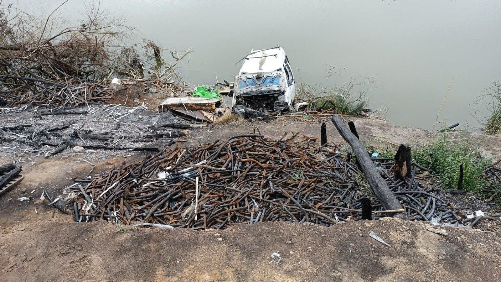 Cables quemados y un coche en el río, en la operación de Las Quemadillas. Cables quemados y un coche en el río, en la operación de Las Quemadillas.