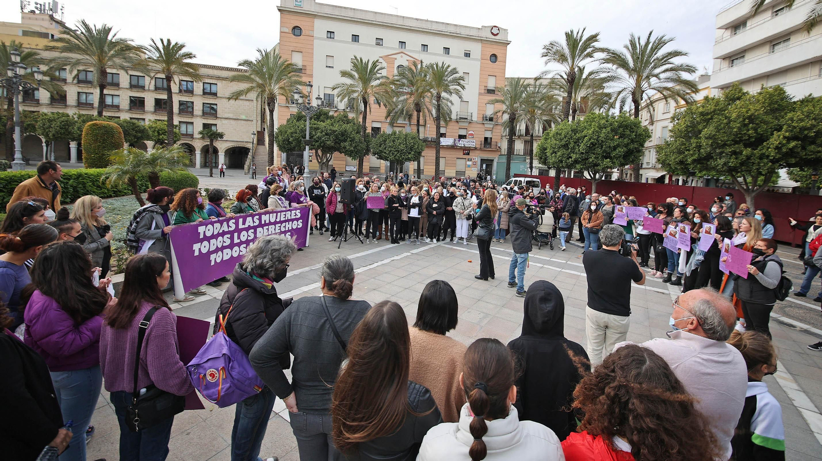 Protesta de Marea Violeta de Jerez en apoyo de Lourdes la joven agredida brutalmente
