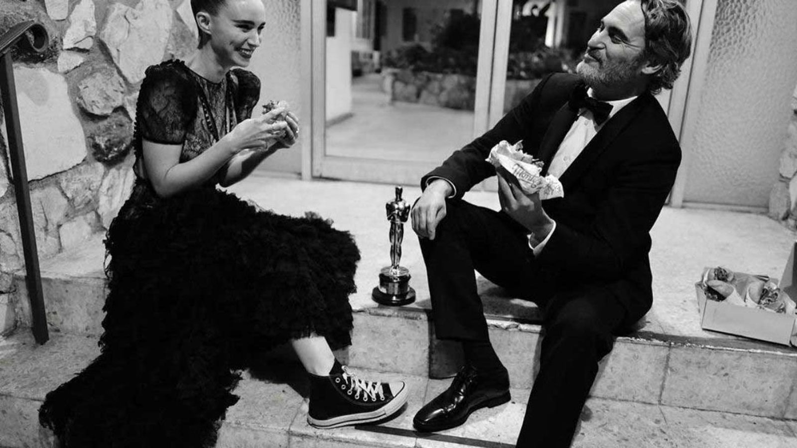 Rooney Mara y Joaquin Phoenix, celebrando el Oscar de él comiendo hamburguesas.