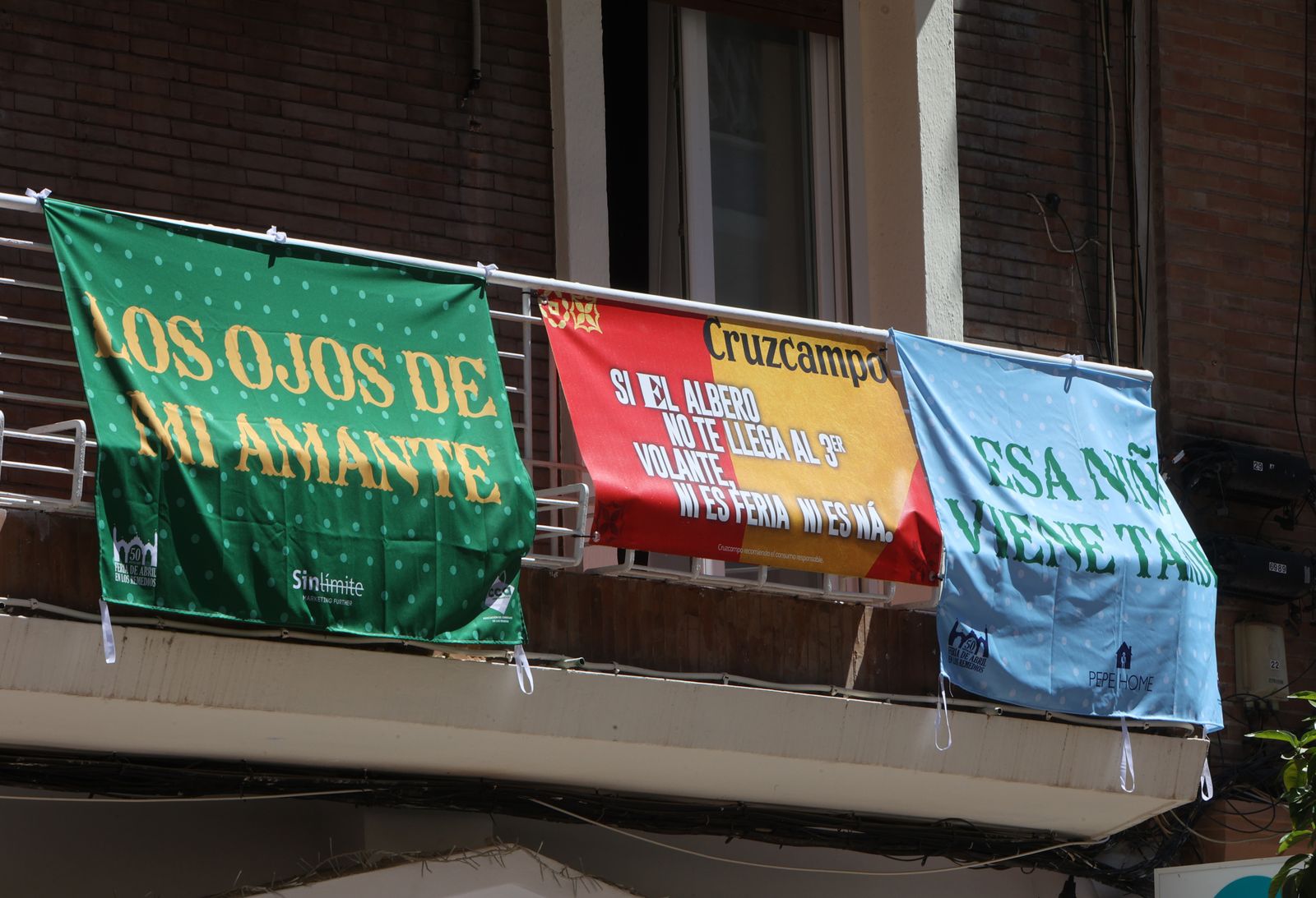 Banderolas y colgaduras en los balcones de Los Remedios
