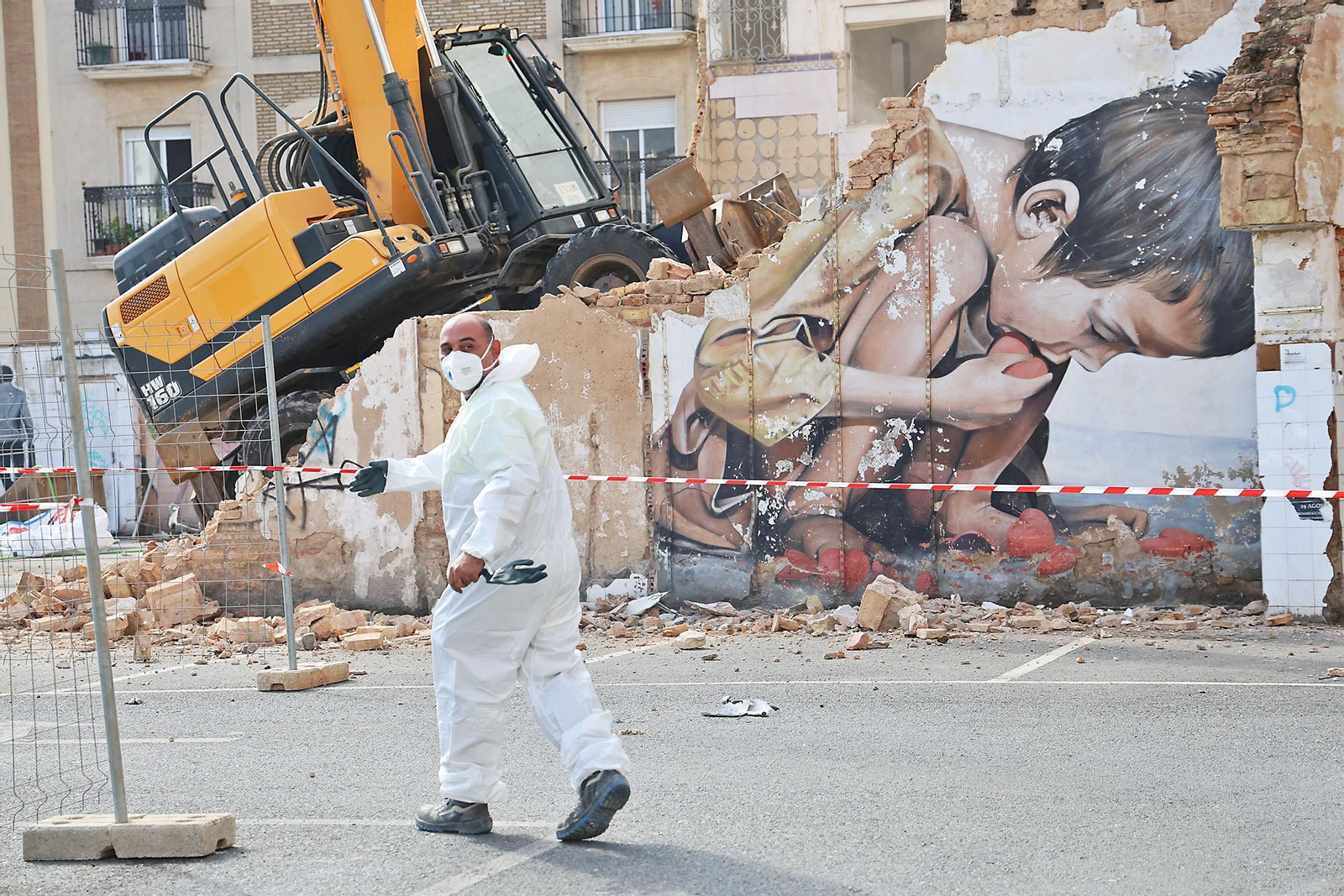 Imágenes del derribo de la calle Jesús del Calvario con el grafiti de Pure Love de Manomatic