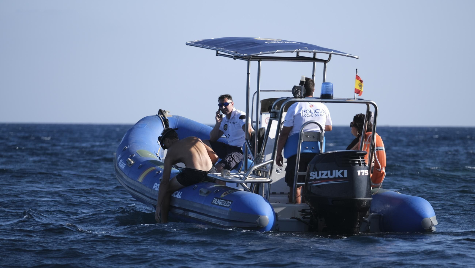 Una jornada con el servicio marítimo de la Policía Local de Níjar, en imágenes