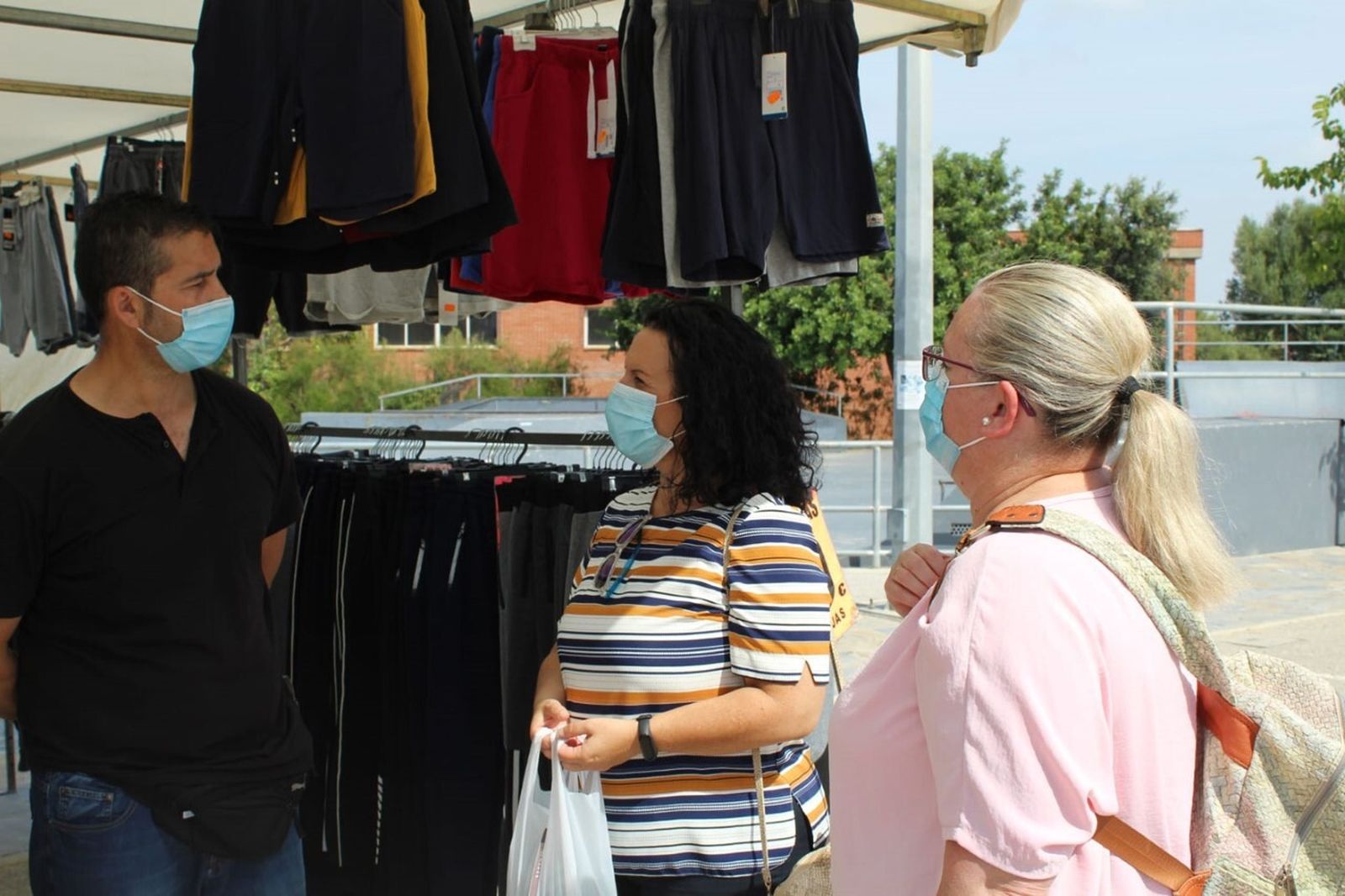 Ascensión Hita y Carmen Baena con un representante de los comerciantes del mercadillo