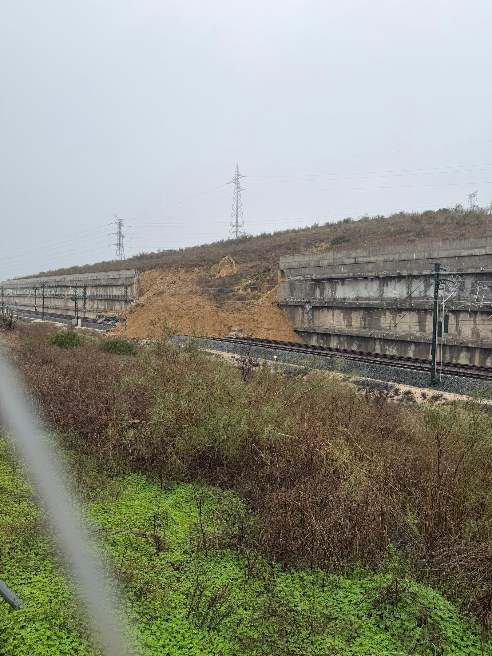 Estado de las vías tras el desprendimiento del talud.