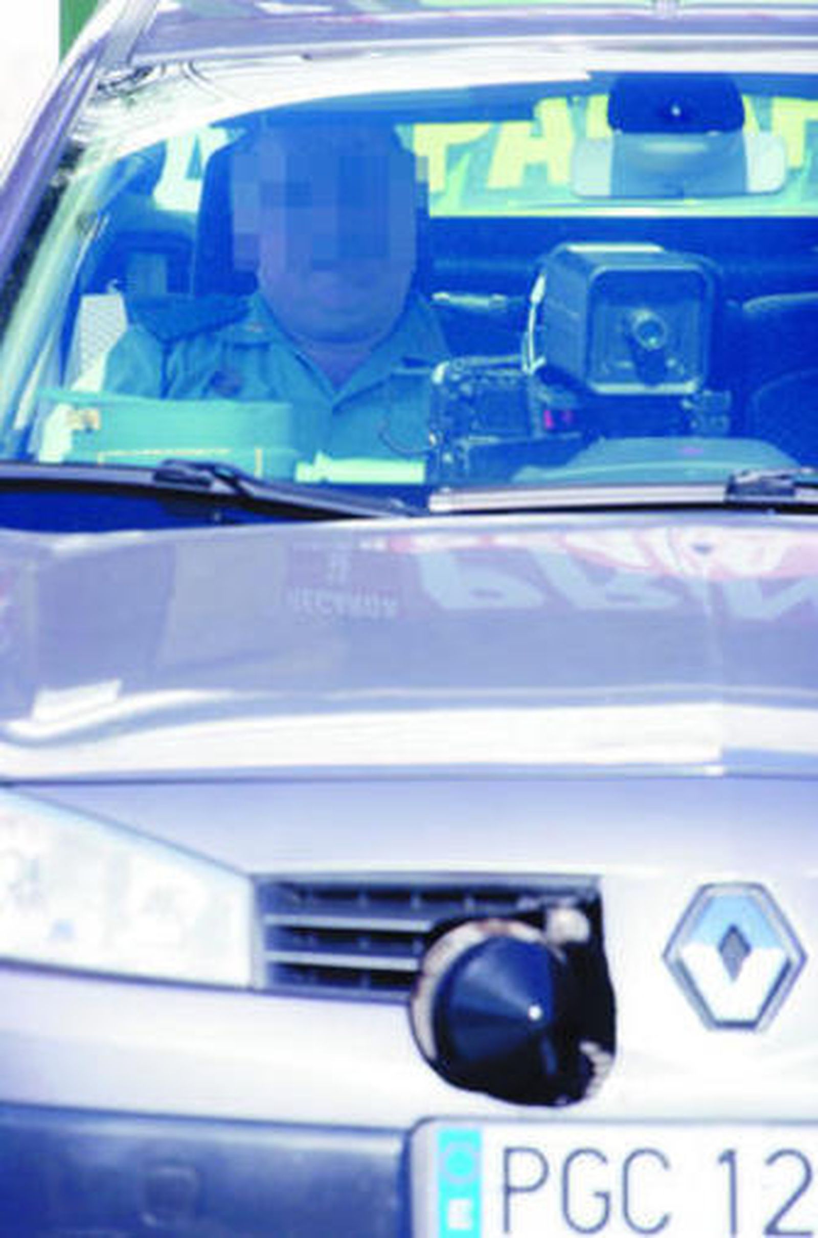 1. Un guardia civil de tráfico, dentro de su coche patrulla con la tecnología que utilizan para detectar infracciones entre los conductores, ayer, durante los actos conmemorativos del 50 aniversario de la Dirección General de Tráfico. 2. El agente hace una demostración del funcionamiento de su coche patrulla. 3. Los ciudadanos pudieron ver ayer de cerca cómo son los helicópteros que velan por la seguridad en las carreteras.