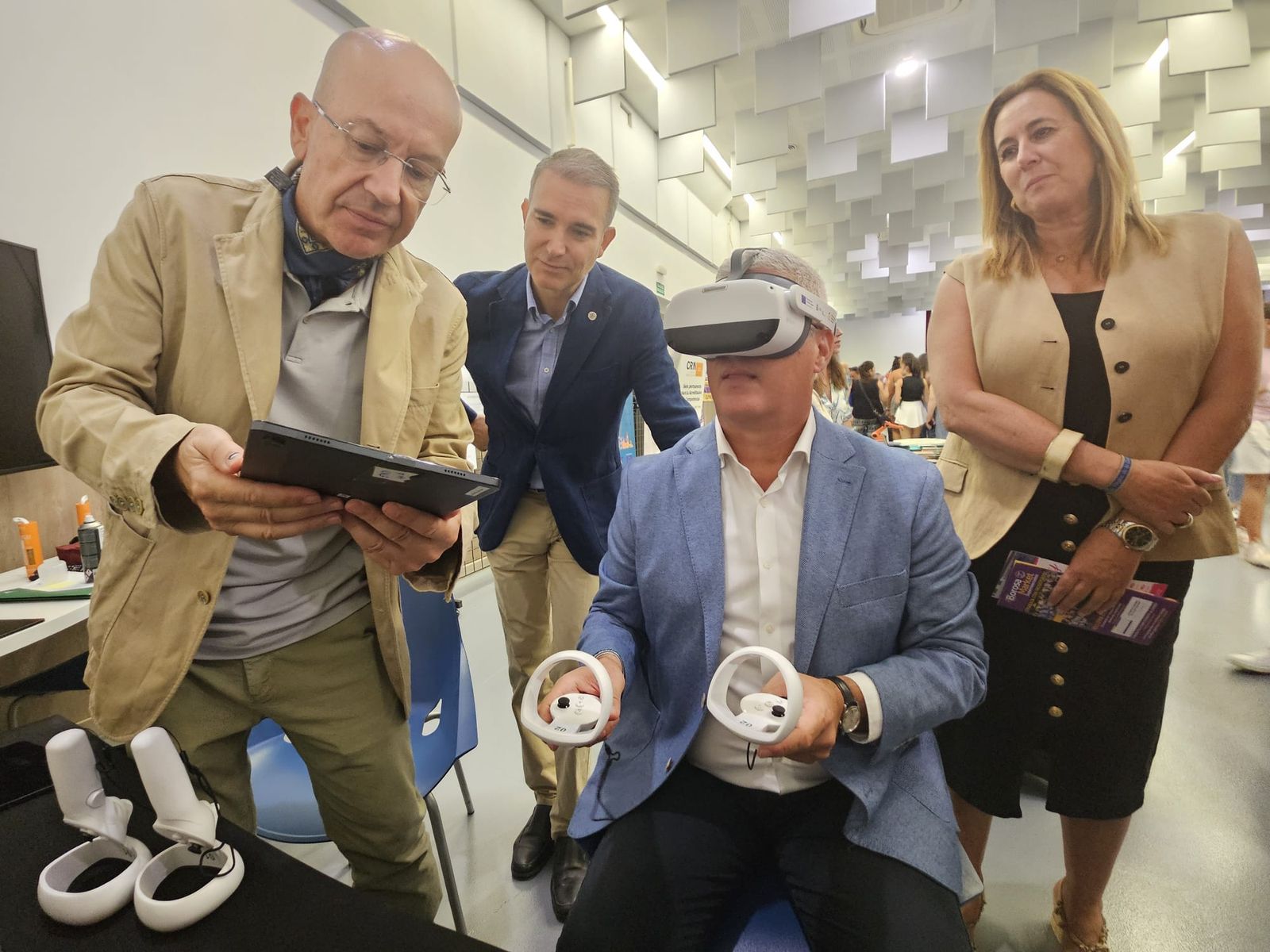 Ismael Torres prueba las gafas de realidad virtual.