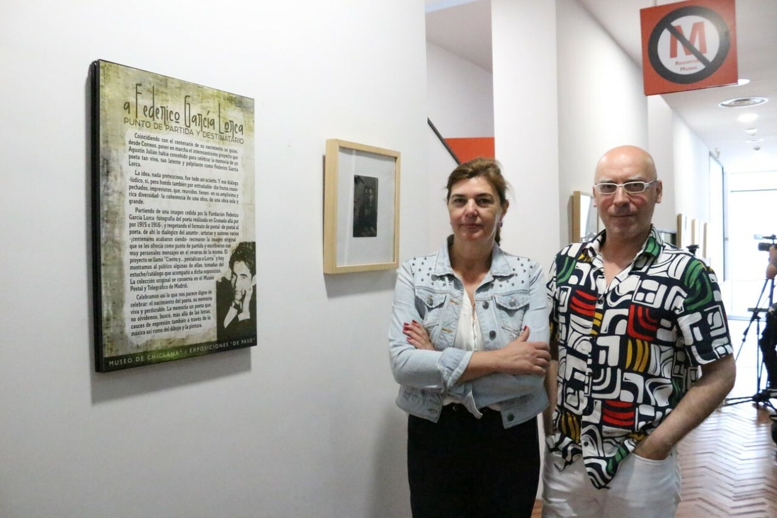 Pepa Vela y Jesús Romero junto a una de las obras expuestas en el Museo de Chiclana.