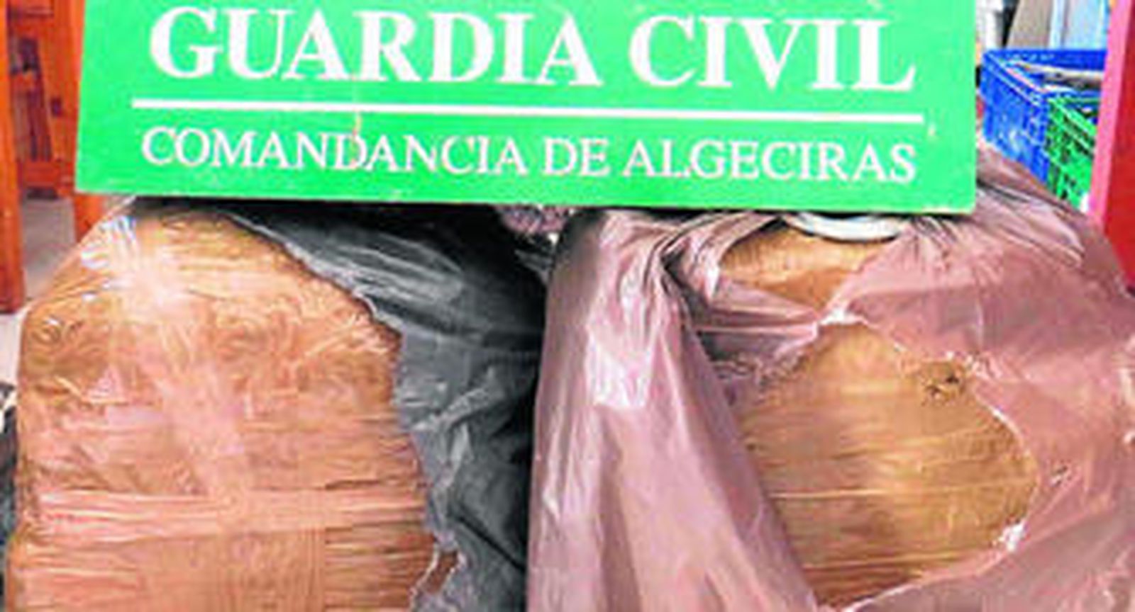 Imagen del alijo de hachís por parte de la Guardia Civil.