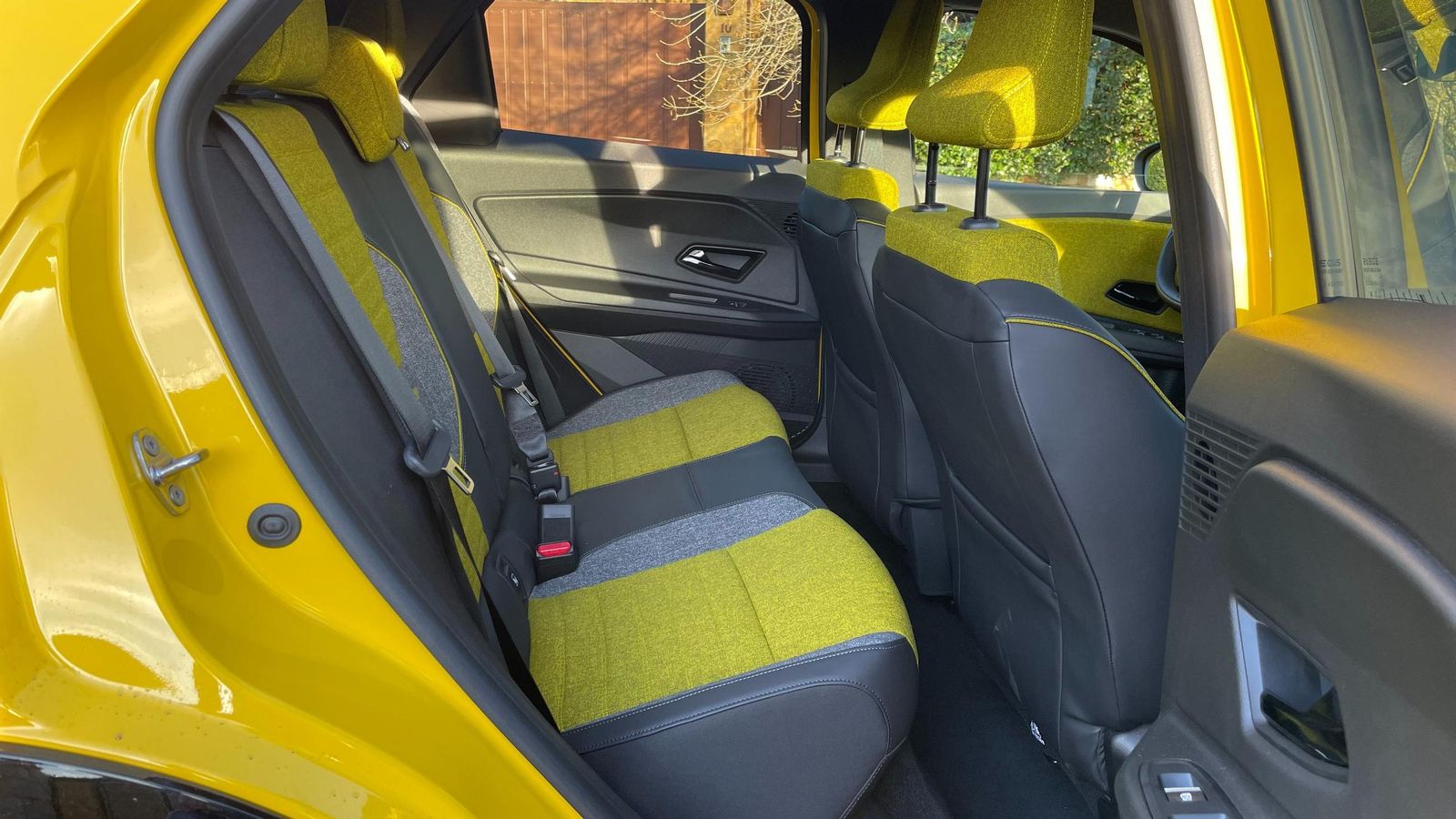 El espacio atrás, particularmente el longitudinal, es excesivamente escaso. La zona inferior de los asientos delanteros, además, no ayuda a posicionar cómodamente los pies bajo ellos.