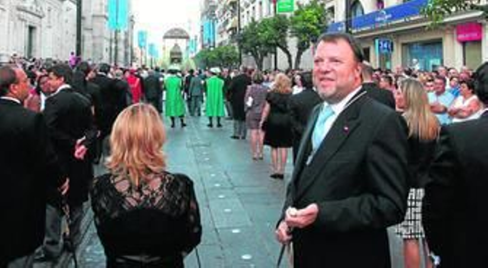 El alcalde de Sevilla, Alfredo Sánchez Monteseirín, ayer por la mañana, en su última procesión de la Virgen de los Reyes con el bastón de mando.