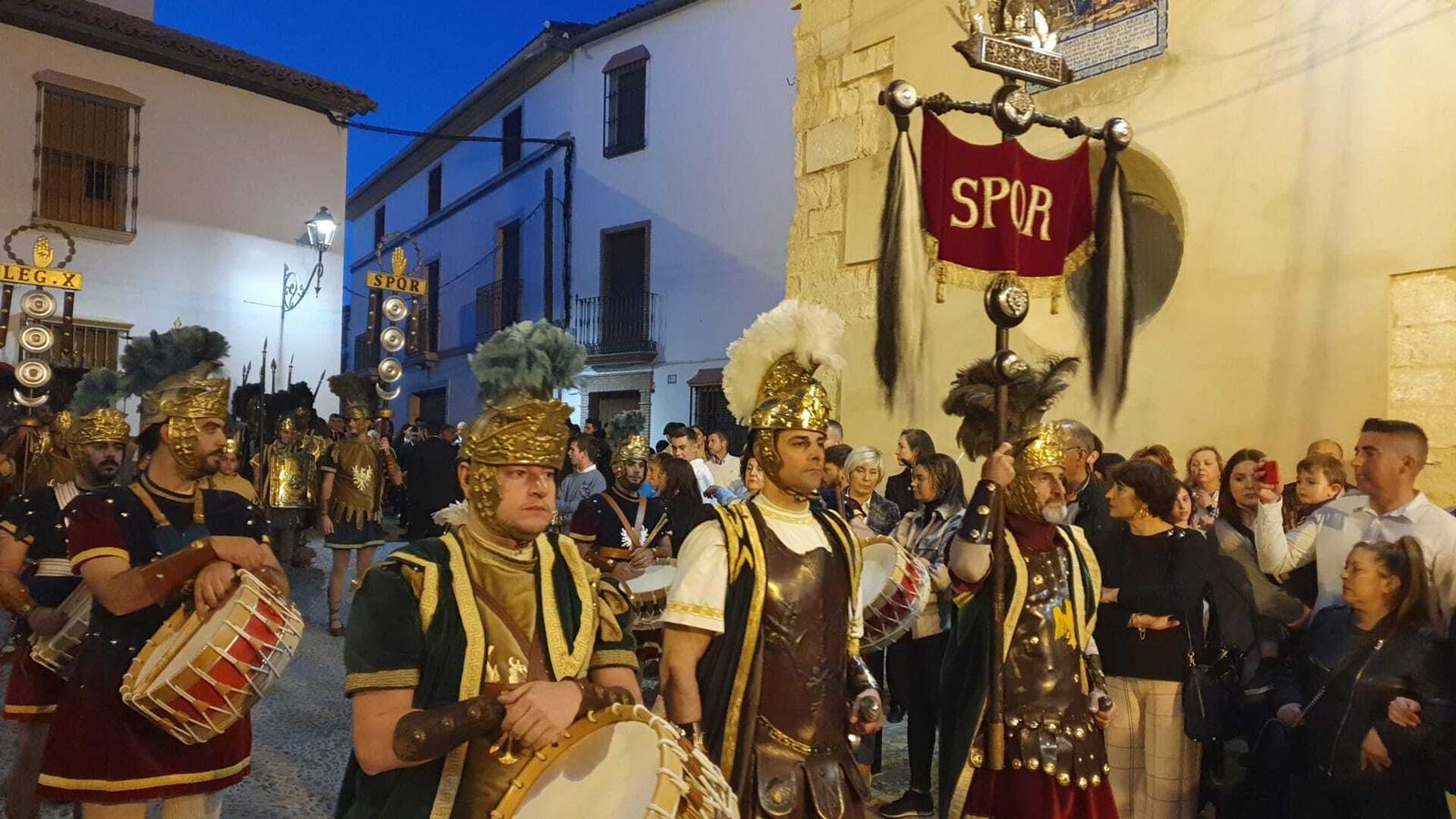 Jueves Santo en Castro del Río: La procesión de la Santa Vera Cruz, en imágenes