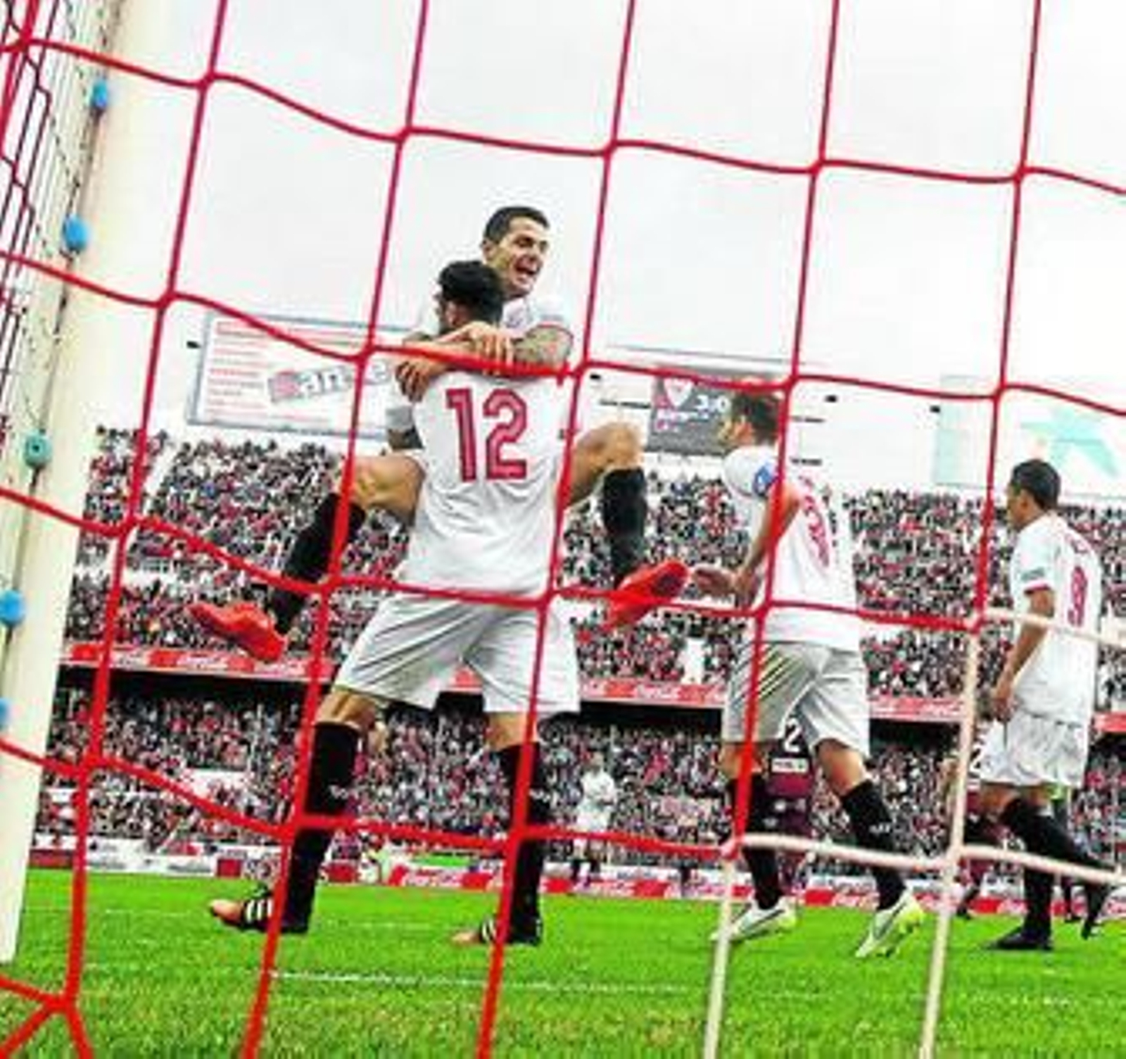 Vitolo se abraza a Iborra, autor del 3-0 el domingo, ante la portería de Gol Sur, con Gol Norte al fondo.