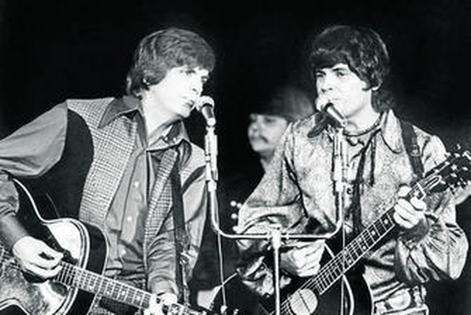 Phil Everly (izquierda) con su hermano Don, en un recital de 1970.