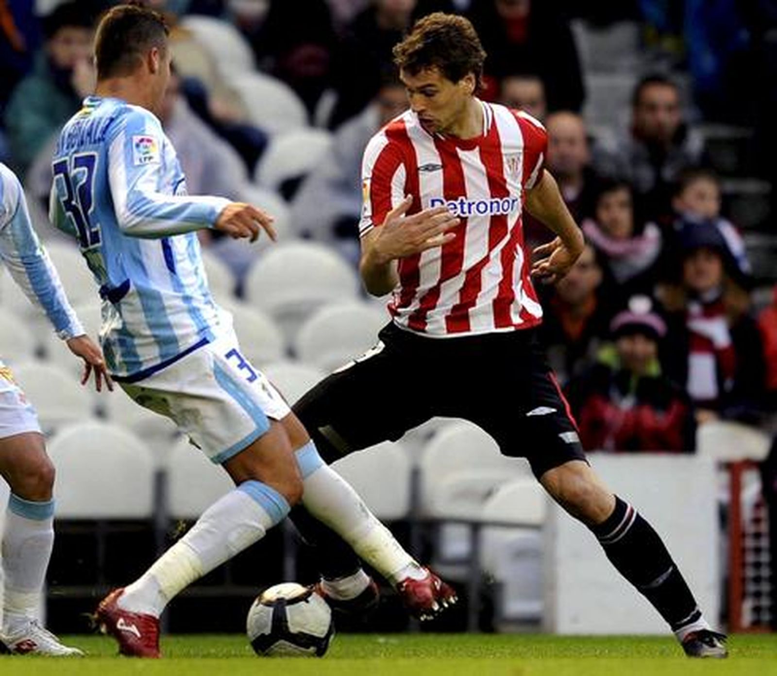 Llorente protege el balón ante la presión de Iván González. 

Foto: EFE/ MIGUEL TOÑA