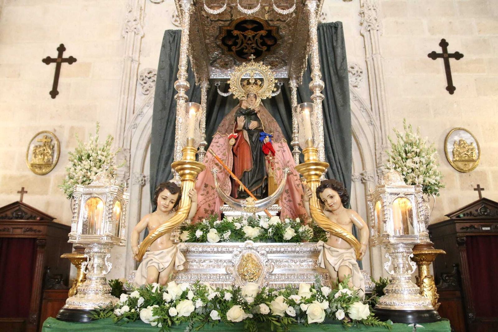 Así luce la imagen de la Virgen del Mar en la Catedral el día de la patrona de Almería.