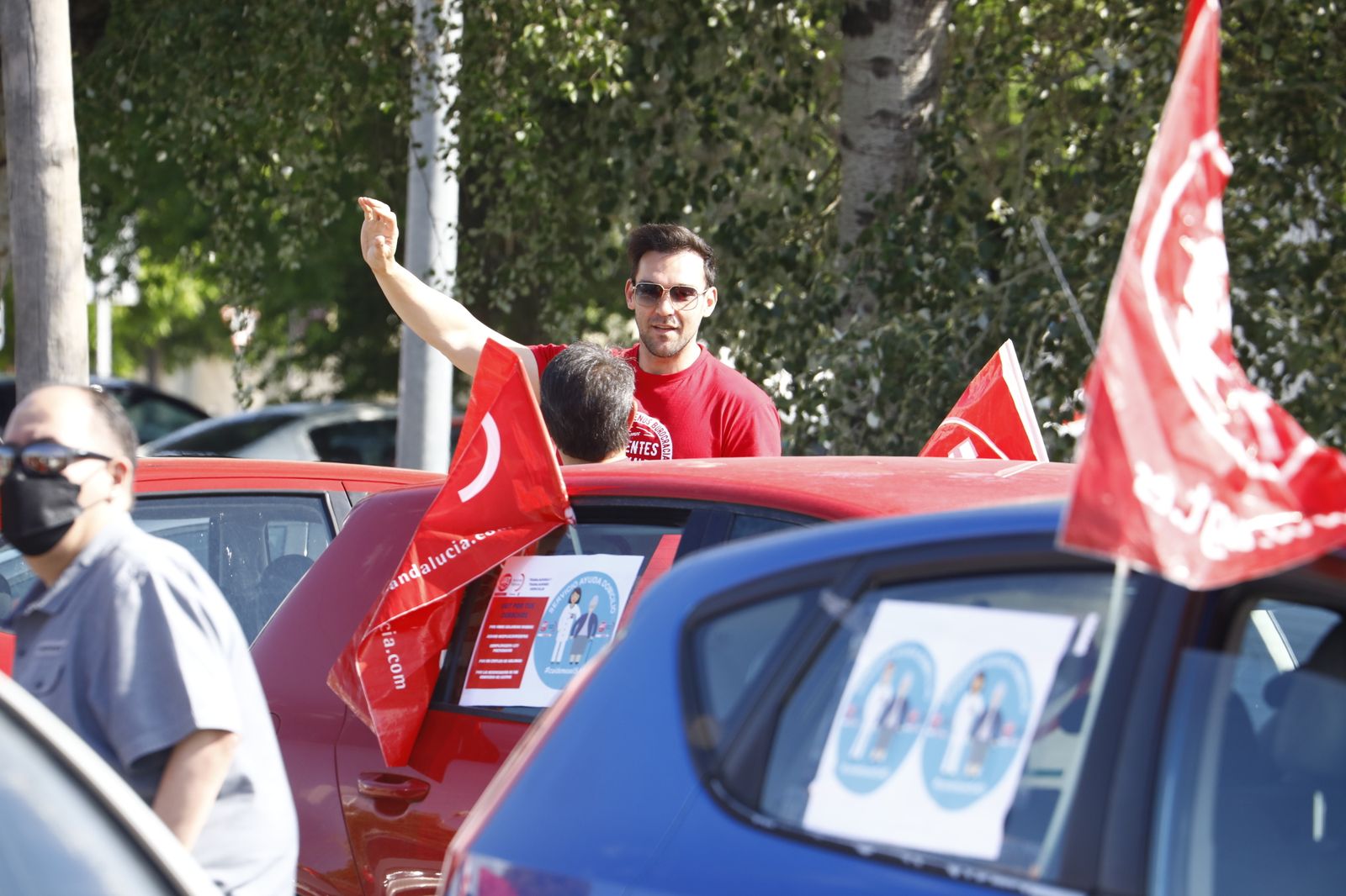 La caravana de coches de UGT en apoyo a las trabajadoras de ayuda a domicilio de Córdoba, en imágenes