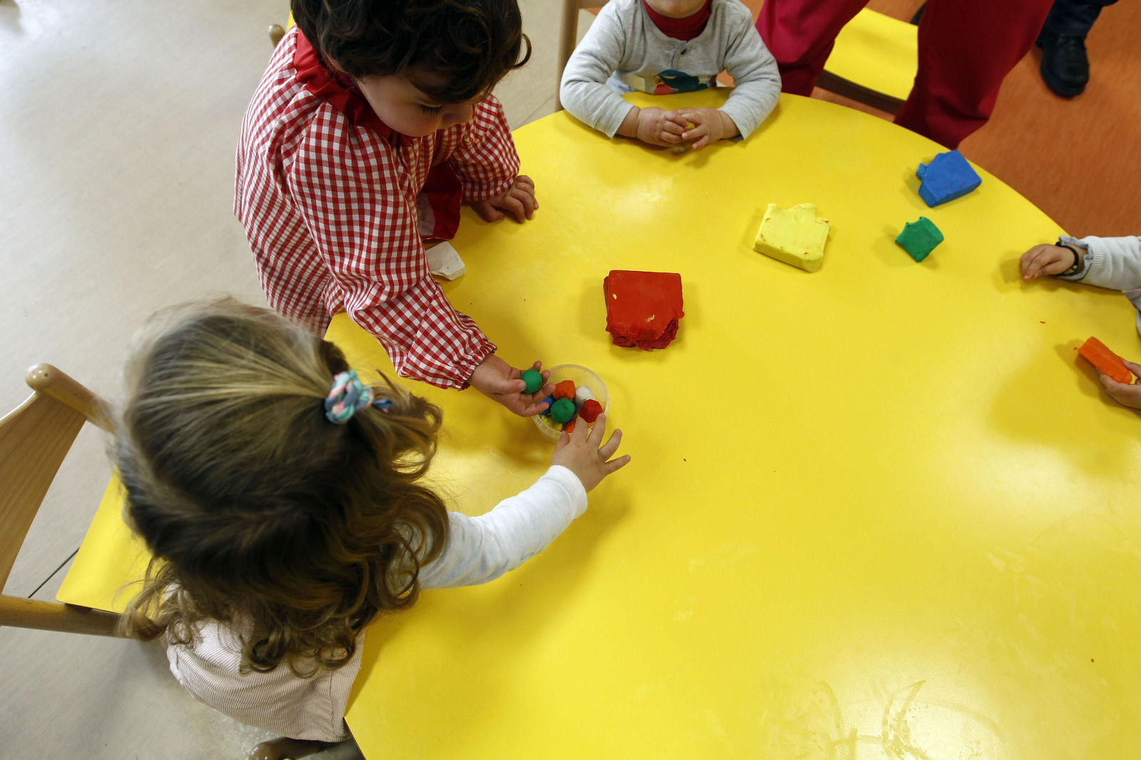Varias niñas en una escuela infantil. Varias niñas en una escuela infantil.