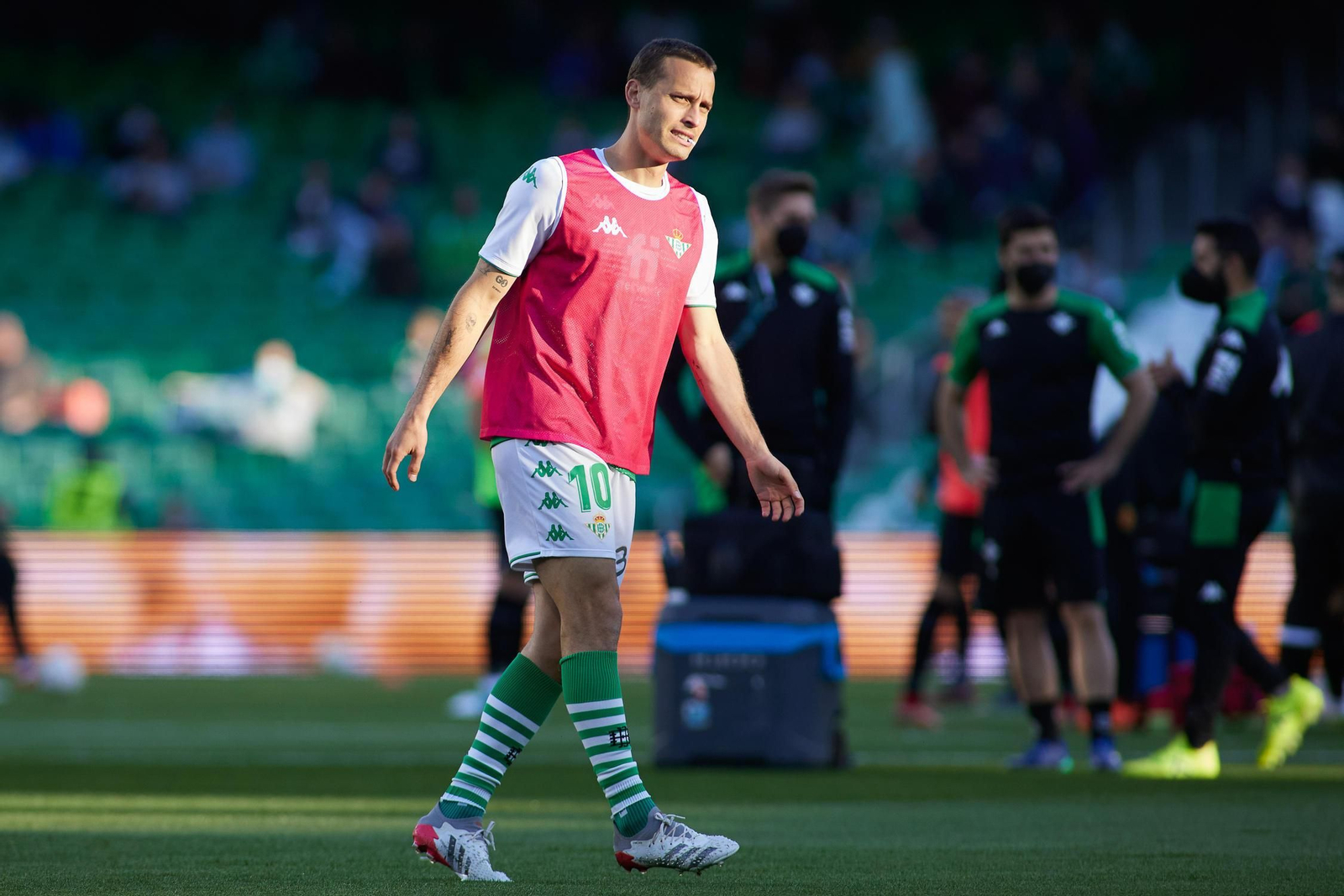 Canales, en el calentamiento de un partido del Betis.