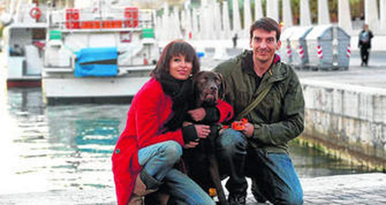 Nanook, ayer, junto a sus dueños, en la zona en que ocurrió el suceso.