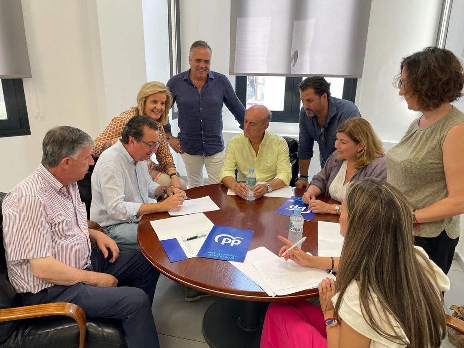 Miembros del PP de Huelva ultiman los preparativos para la jornada electoral