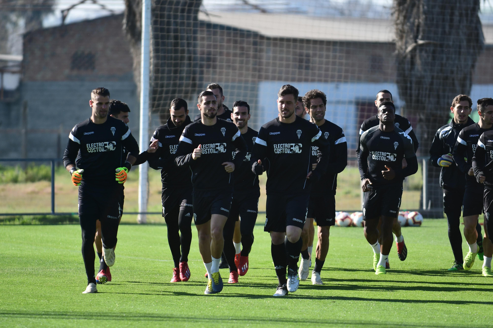 Luis Muñoz, en el centro de la imagen, encabeza el grupo durante la carrera.