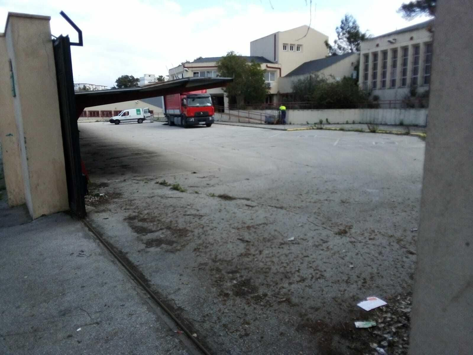 Un camión y una furgoneta, ayer en las instalaciones de San Juan de Dios.