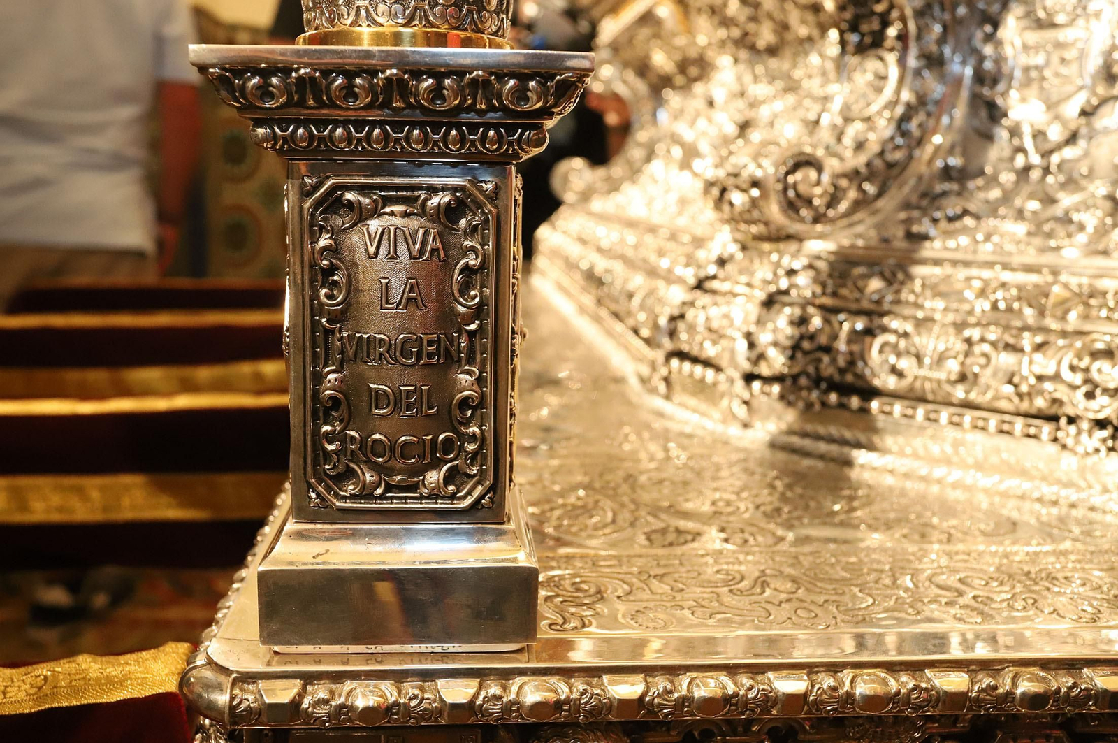 Imágenes de la visita a las nuevas andas de la Virgen del Rocío