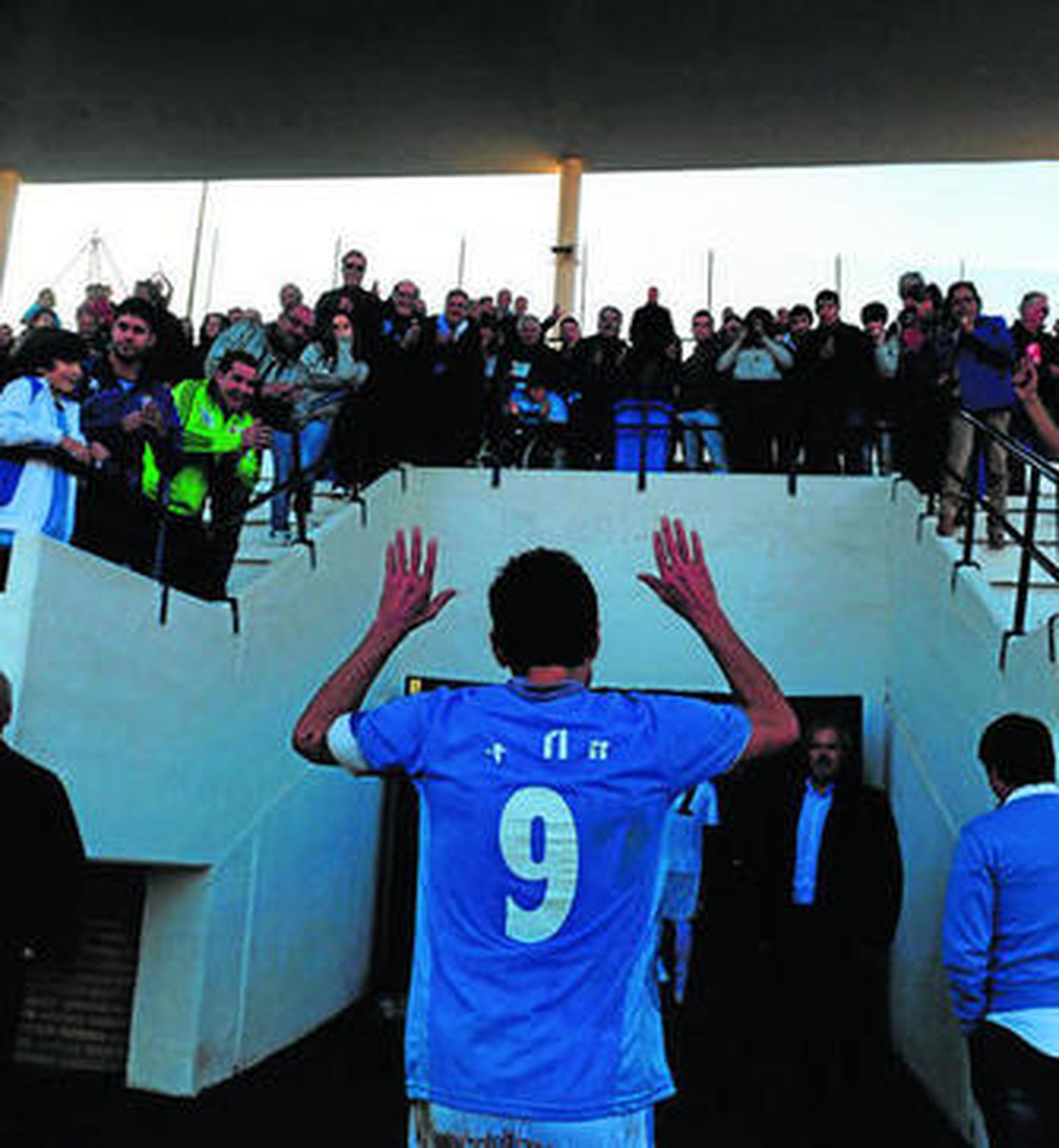 La camiseta sin el nombre, por los abrazos recibidos por el jugador.
