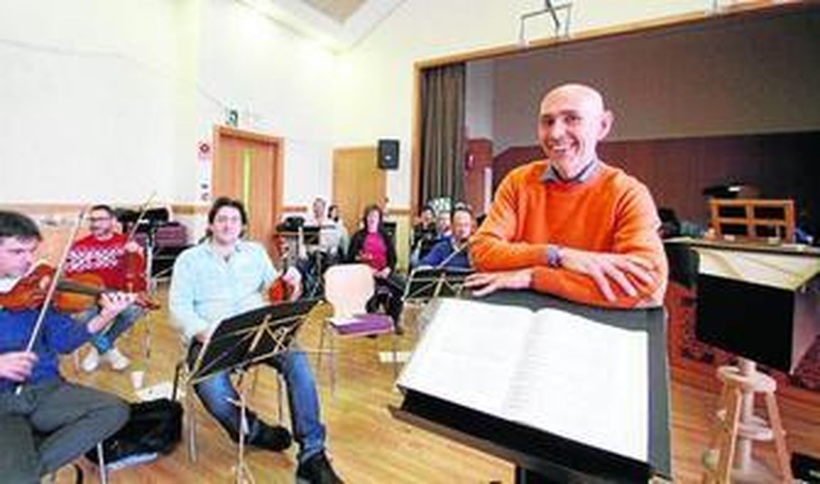 1. El tenor Fernando Guimaraes. 2,  3 y 4. Enrico Onofri, ayer durante  el ensayo de la OBS. 5. La soprano Francesca Aspromonte.