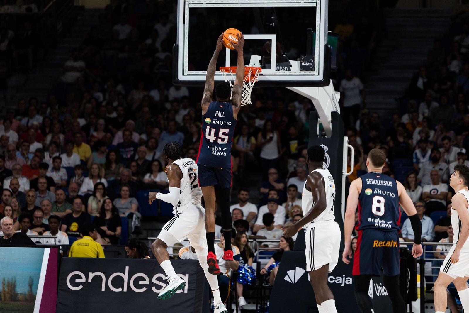El Real Madrid sufre pero gana al Baskonia (82-76)